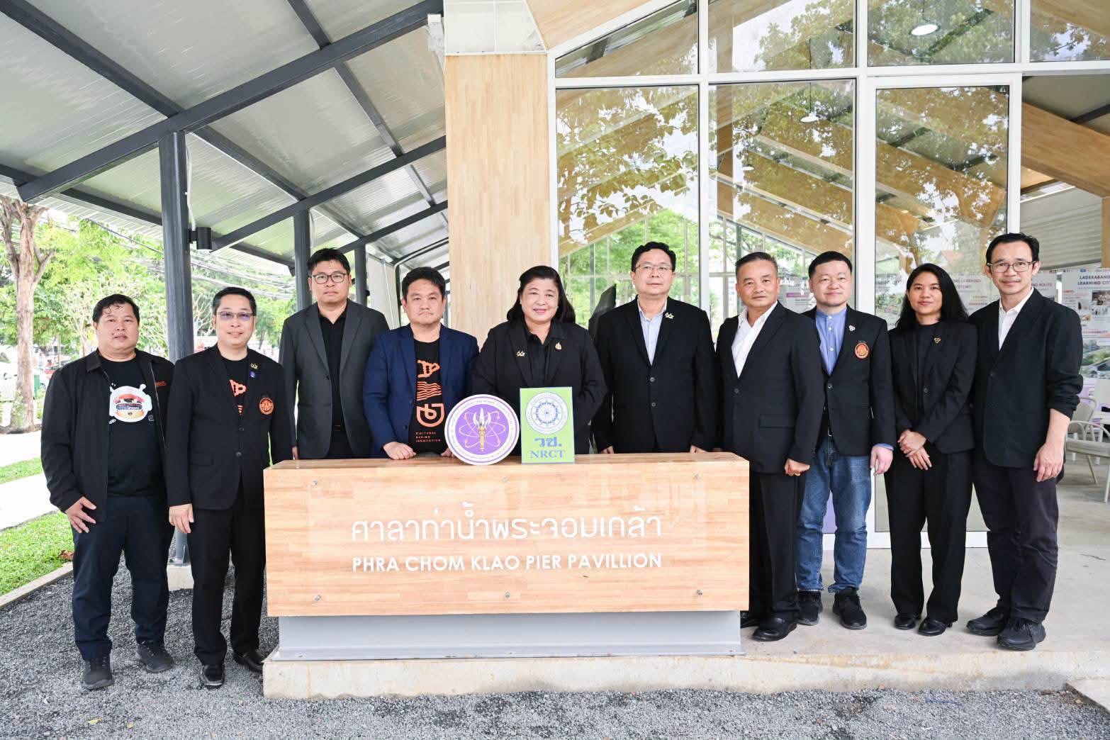 วช. หนุน KMITL นำเทคโนโลยี Glulam ไม้ประสานกาว นวัตกรรมยกระดับมาตรฐานไม้ยางพาราและวัสดุก่อสร้างไทย โชว์เปิดอาคาร “ศาลาท่าน้ำพระจอมเกล้า” ณ สถาบันเทคโนโลยีพระจอมเกล้าเจ้าคุณทหารลาดกระบัง