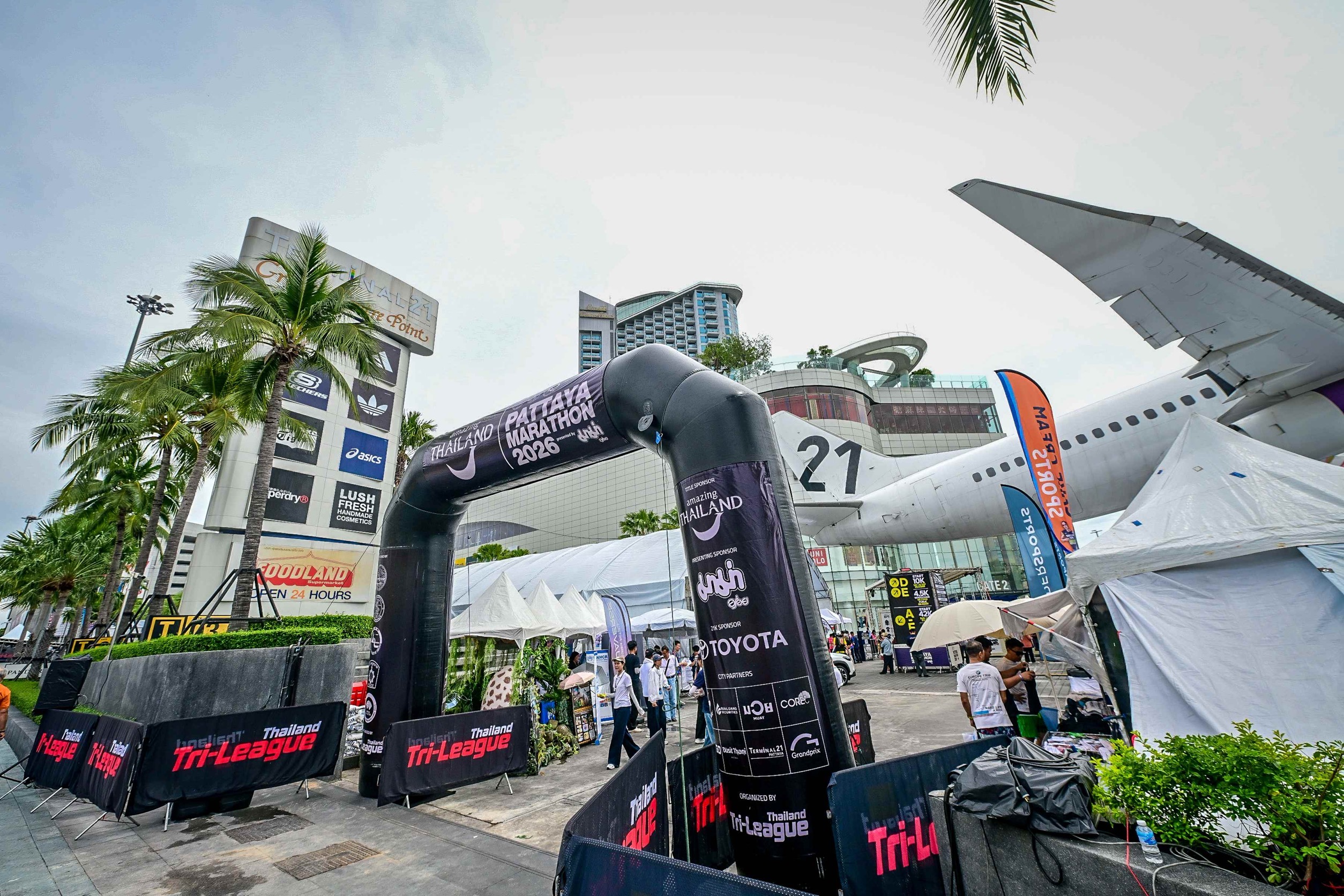 AMAZING THAILAND PATTAYA MARATHON 2026 นักวิ่งแห่รับอุปกรณ์คึกคัก ผู้จัดยืนยันจัดงานตามกำหนดการเดิม