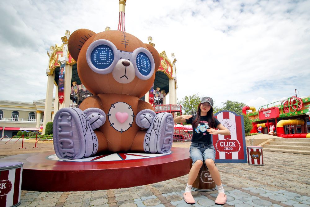 เมื่อ MV กลายเป็นจุดหมายท่องเที่ยว! “CLICK at Siam Amazing Park” ชวนแฟน JISOO สัมผัสโลกแห่งเสียงเพลงด้วยตัวเอง
