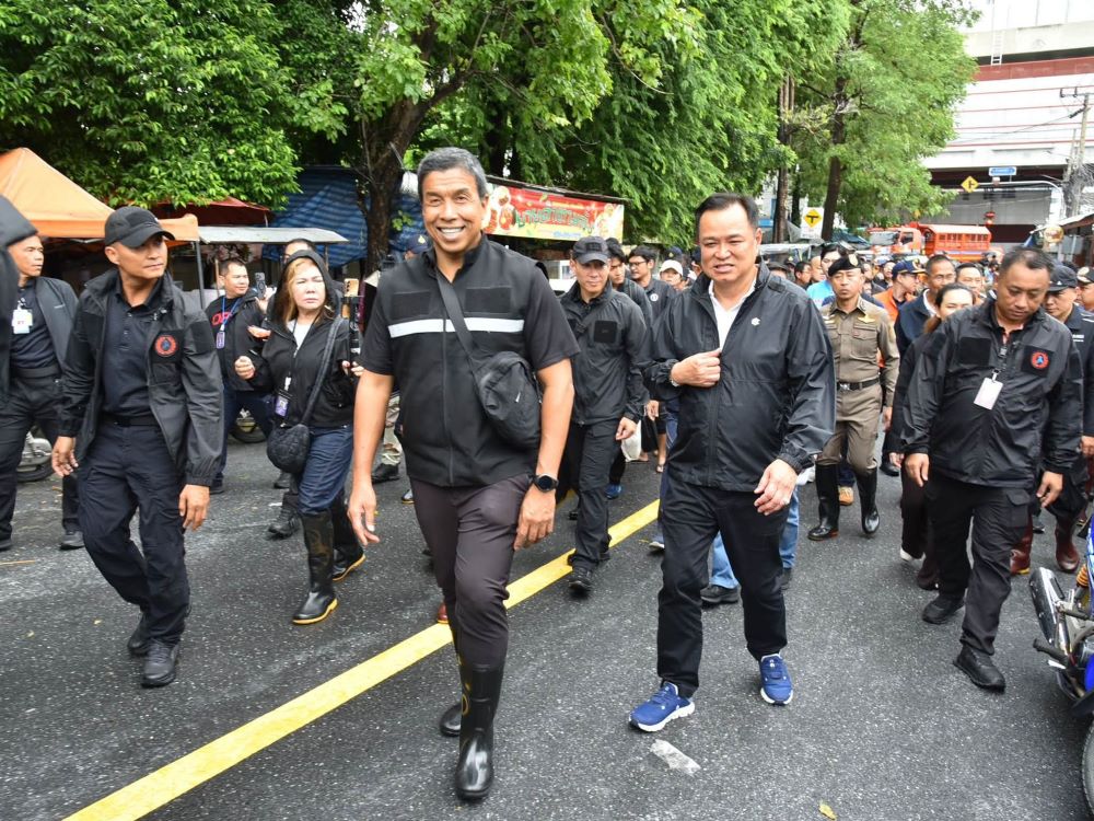 กทม. ผสานพลังรัฐบาล ผู้ว่าฯ ชัชชาติ ลงพื้นที่ร่วม นายกฯ ลุยน้ำท่วมหลักสี่ เยี่ยมศูนย์พักพิง เร่งระบายน้ำคลองเปรมฯ