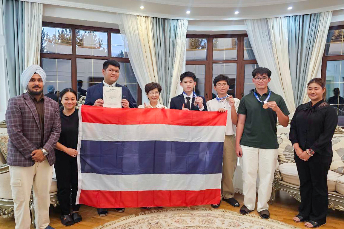นักศึกษาทุน 'Harbour.Space@UTCC' ผงาดเวทีโอลิมปิก AI คว้าเหรียญเงิน–ทองแดง 'APOAI 2026' พร้อมรางวัลชมเชย 'IOAI 2026' ณ คาซัคสถาน ตัวแทนเยาวชนไทยจาก ม.หอการค้าไทย 2 คนสร้างชื่อบนเวทีปัญญาประดิษฐ์ระดับโลกจาก 108 ประเทศ